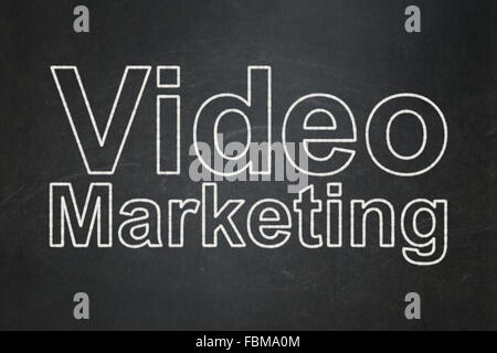 Marketingkonzept: Video Marketing auf Tafel Hintergrund Stockfoto