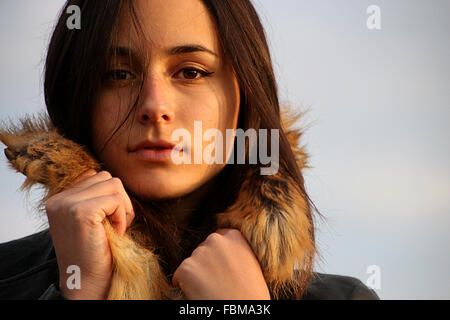 Junge Frau in warmen Mantel mit Fell Kapuze Stockfoto