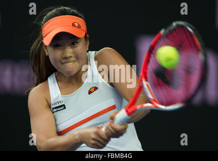 Melbourne, Australien. 18. Januar 2016. Nao Hibino Japans gibt den Ball während des Erstrunden-Match der Damen Einzel der Australian Open Tennis Championships gegen Russlands Maria Sharapova im Melbourne Park in Melbourne, Australien, 18. Januar 2016 zurück. Sharapova gewann 2: 0. Bildnachweis: Bai Xue/Xinhua/Alamy Live-Nachrichten Stockfoto