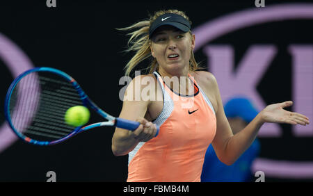Melbourne, Australien. 18. Januar 2016. Russlands Maria Sharapova gibt den Ball während des Erstrunden-Match der Damen Einzel der Australian Open Tennis Championships gegen Nao Hibino Japans im Melbourne Park in Melbourne, Australien, 18. Januar 2016 zurück. Sharapova gewann 2: 0. Bildnachweis: Bai Xue/Xinhua/Alamy Live-Nachrichten Stockfoto
