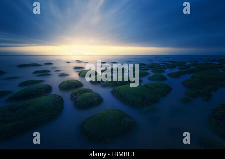 Sonnenuntergang über Küstenfelsen, Hunstanton, Norfolk, Großbritannien Stockfoto