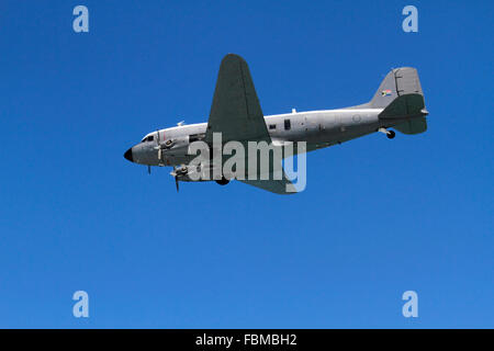 Eine Douglas C-47 Skytrain oder Dakota im Flug in Cape Town, Südafrika. Stockfoto