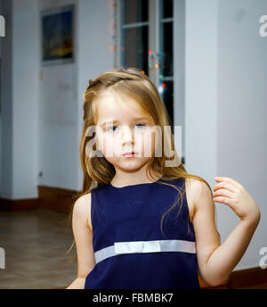 Niedliche kleine Mädchen posiert indoor, Tochter Porträt Stockfoto