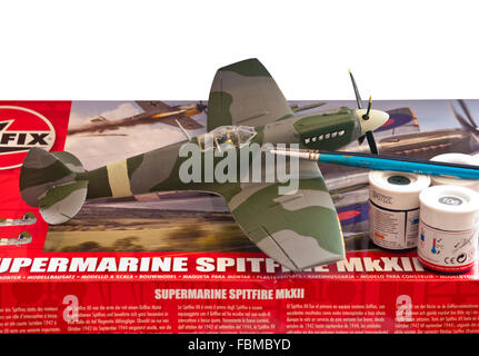 Airfix Modell Supermarine Spitfire MKXII RC Modellbau Farben und Pinsel Stockfoto