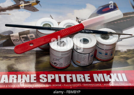 Humbrol Farben Pinsel und Cuttermesser für Airfix Modellbau Stockfoto