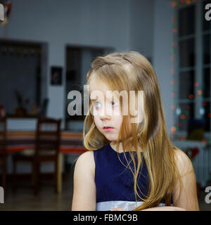 Niedliche kleine Mädchen posiert indoor, Tochter Porträt Stockfoto