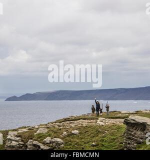 Mutter mit drei Kindern winken, Tintagel, Cornwall, England, UK Stockfoto