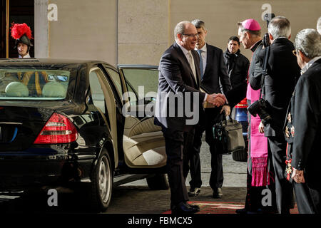 Vatikanstadt, Vatikan. 18. Januar 2016. Prinz Albert II von Monaco kommt mit Prinzessin Charlene von Monaco (nicht gesehen) eine Privataudienz bei Papst Francis im Vatikan besuchen. Bildnachweis: Giuseppe Ciccia/Pacific Press/Alamy Live-Nachrichten Stockfoto