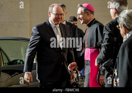 Vatikanstadt, Vatikan. 18. Januar 2016. Prinz Albert II von Monaco kommt mit Prinzessin Charlene von Monaco (nicht gesehen) eine Privataudienz bei Papst Francis im Vatikan besuchen. Bildnachweis: Giuseppe Ciccia/Pacific Press/Alamy Live-Nachrichten Stockfoto