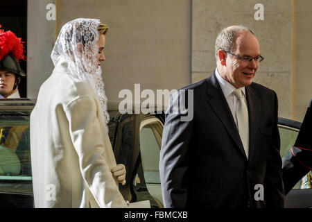 Vatikanstadt, Vatikan. 18. Januar 2016. Prinz Albert II von Monaco kommt mit Prinzessin Charlene von Monaco eine Privataudienz bei Papst Francis im Vatikan besuchen. Bildnachweis: Giuseppe Ciccia/Pacific Press/Alamy Live-Nachrichten Stockfoto