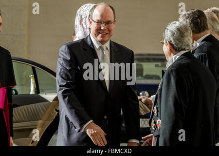 Vatikanstadt, Vatikan. 18. Januar 2016. Prinz Albert II von Monaco kommt mit Prinzessin Charlene von Monaco Ankunft eine Privataudienz bei Papst Francis im Vatikan besuchen. Bildnachweis: Giuseppe Ciccia/Pacific Press/Alamy Live-Nachrichten Stockfoto