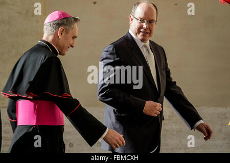 Vatikanstadt, Vatikan. 18. Januar 2016. Prinz Albert II von Monaco kommt mit Prinzessin Charlene von Monaco (nicht gesehen) eine Privataudienz bei Papst Francis im Vatikan besuchen. Bildnachweis: Giuseppe Ciccia/Pacific Press/Alamy Live-Nachrichten Stockfoto