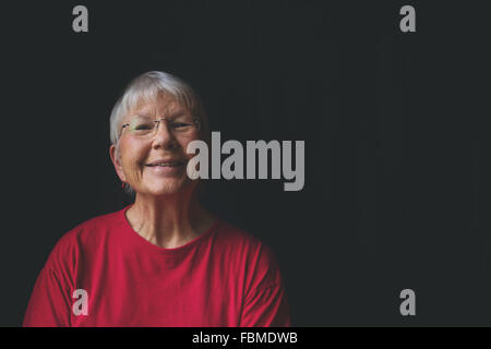 Portrait einer älteren Frau lächelnd Stockfoto