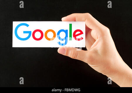 Kiew, Ukraine - 02 September 2015:Hand hält neue Google-Logo gedruckt auf Papier auf Tafel Hintergrund. Google ist USA multin Stockfoto