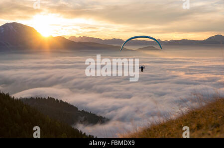 Gleitschirm fliegen über den Wolken, Salzburg, Österreich Stockfoto