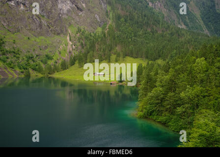 Bauernhof Haus und Boot dock Hangar am Obersee Bergsee in den Alpen. Bayern, Deutschland Stockfoto