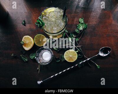 Draufsicht auf einen frischen Mojito auf bartop Stockfoto