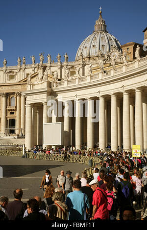 Lange Schlange von Touristen warten auf die Vatikanischen Museen, Piazza San Pietro, Vatican Stadt, Rom, Italien zu betreten. Stockfoto