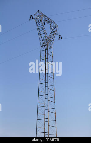 Power-Sendemast gegen blauen Himmel, Ansicht von unten Stockfoto