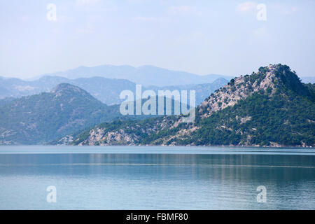 Skutarisee, Montenegro, an einem nebligen Morgen Stockfoto