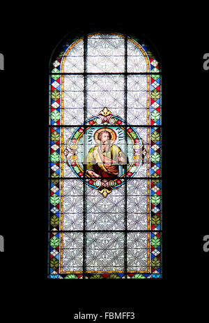 Glasfenster in der Kathedrale der Heiligen Teresa von Avila in Subotica, Serbien Stockfoto