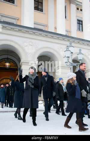 Oslo, Norwegen. 17. Januar 2016. Crown Prince Haakon (R), Kronprinzessin Mette-Marit (2 L), Princess Ingrid Alexandra (R), Marius Borg Hoiby, Prinzessin Martha Louise und Ari Behn Norwegen besuchen die Feierlichkeiten des 25. amtierende Jubiläums des König Harald in Oslo, Norwegen, 17. Januar 2016. Foto: Patrick van Katwijk / POINT DE VUE OUT - NO WIRE SERVICE-/ Dpa/Alamy Live News Stockfoto