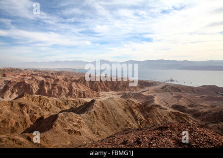 Die bunten Eilat Gebirgszug am Golf von Aqaba im Hintergrund Stockfoto