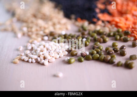 Linsen und Bohnen zu verbreiten, auf eine Tischplatte Stockfoto