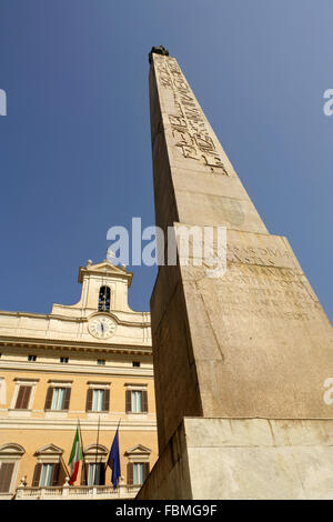 Römischen Obelisken vor dem Palast Montecitorio Parlamentsgebäude, Sitz der italienischen Abgeordnetenkammer, Rom, Italien. Stockfoto