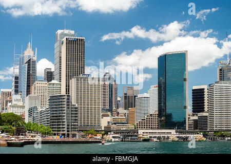 Sydney, Australien - 9. November 2015: Sydney City Skyline-Blick von der Fähre zum Circular Quay an einem sonnigen Tag Stockfoto