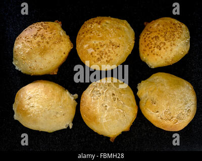 Sechs Brötchen frische in Reihen Stockfoto