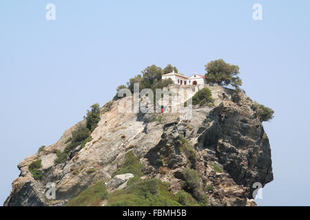 Featured in der Hollywood-Film "Mamma Mia", sitzt die Kapelle des Hl. Johannes des Täufers auf einem Felsen auf der griechischen Insel Skopelos. Stockfoto