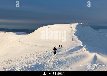 Am frühen Morgen Wanderer skalieren die Gipfel des Brecon Beacons National Park, Wales Stockfoto