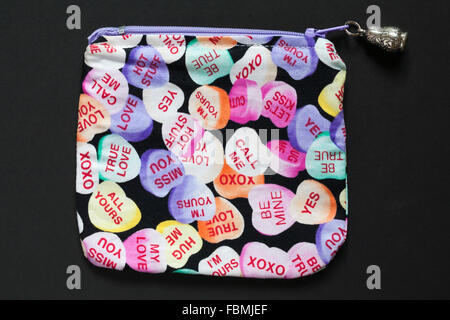 Liebe Herz Handtasche auf schwarzem Hintergrund isoliert Stockfoto