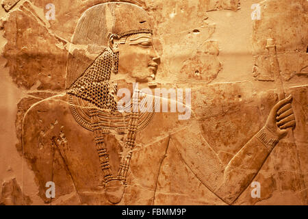 Fragment des riesigen Sand Wand mit alten ägyptischen schnitzen Stockfoto