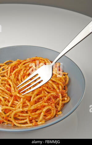 Spaghetti Bolognese auf Teller mit einer Gabel Stockfoto