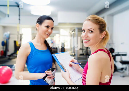 Schöne Frauen im Fitness-Studio Stockfoto