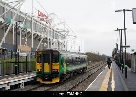 Coventry, Vereinigtes Königreich. 18. Januar 2016. Ein London Midland-Service von Coventry, Nuneaton fährt Coventry Arena Bahnhof auf seiner offiziellen Eröffnungstag. Eine weitere Station, Bermuda Park in derselben Zeile wird an diesem Tag als Teil einer Multi-Millionen-Pfund-Regelung um Trainsport Verknüpfung von Coventry und Nuneaton auch offiziell eröffnet. Die Coventry Arena befindet sich angrenzend an die Ricoh Arena, Heimat von Coventry City Football Club und Wasps Rugby-Team und die Arena Retail Park. Bildnachweis: Colin Underhill/Alamy Live-Nachrichten Stockfoto