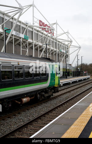 Coventry, Vereinigtes Königreich. 18. Januar 2016. Ein London Midland-Service von Coventry, Nuneaton hält am Bahnhof Coventry Arena auf seiner offiziellen Eröffnungstag. Eine weitere Station, Bermuda Park in derselben Zeile wird an diesem Tag als Teil einer Multi-Millionen-Pfund-Regelung um Trainsport Verknüpfung von Coventry und Nuneaton auch offiziell eröffnet. Die Coventry Arena befindet sich angrenzend an die Ricoh Arena, Heimat von Coventry City Football Club und Wasps Rugby-Team und die Arena Retail Park. Bildnachweis: Colin Underhill/Alamy Live-Nachrichten Stockfoto