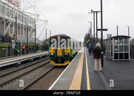 Coventry, Vereinigtes Königreich. 18. Januar 2016. Ein London Midland-Service von Nuneaton nach Coventry kommt bei Coventry Arena Bahnhof auf seiner offiziellen Eröffnungstag. Eine weitere Station, Bermuda Park in derselben Zeile wird an diesem Tag als Teil einer Multi-Millionen-Pfund-Regelung um Trainsport Verknüpfung von Coventry und Nuneaton auch offiziell eröffnet. Die Coventry Arena befindet sich angrenzend an die Ricoh Arena, Heimat von Coventry City Football Club und Wasps Rugby-Team und die Arena Retail Park. Bildnachweis: Colin Underhill/Alamy Live-Nachrichten Stockfoto