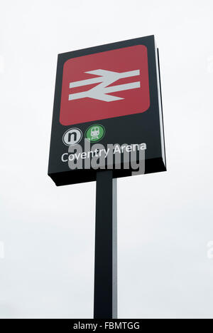 Coventry, Vereinigtes Königreich. 18. Januar 2016. Die Station am Bahnhof Coventry Arena auf seiner offiziellen Eröffnungstag Sign. Eine weitere Station, Bermuda Park in derselben Zeile wird an diesem Tag als Teil einer Multi-Millionen-Pfund-Regelung um Trainsport Verknüpfung von Coventry und Nuneaton auch offiziell eröffnet. Die Coventry Arena befindet sich angrenzend an die Ricoh Arena, Heimat von Coventry City Football Club und Wasps Rugby-Team und die Arena Retail Park. Bildnachweis: Colin Underhill/Alamy Live-Nachrichten Stockfoto