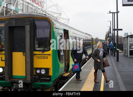 Coventry, Vereinigtes Königreich. 18. Januar 2016. Passagiere von Bord gehen von einem London Midland-Service von Nuneaton nach Coventry am Bahnhof Coventry Arena auf seiner offiziellen Eröffnungstag. Eine weitere Station, Bermuda Park in derselben Zeile wird an diesem Tag als Teil einer Multi-Millionen-Pfund-Regelung um Trainsport Verknüpfung von Coventry und Nuneaton auch offiziell eröffnet. Die Coventry Arena befindet sich angrenzend an die Ricoh Arena, Heimat von Coventry City Football Club und Wasps Rugby-Team und die Arena Retail Park. Bildnachweis: Colin Underhill/Alamy Live-Nachrichten Stockfoto