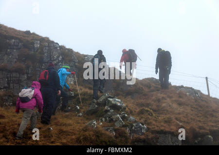 Wanderer im Nebel auf gemeinsamen Bergen hinter Ardara, County Donegal, Irland Stockfoto