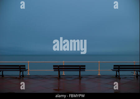 Direkt am Meer Bänke nach Regen Stockfoto