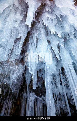 Hintergrund der Eiszapfen an der Eiswand am Baikal-See im winter Stockfoto