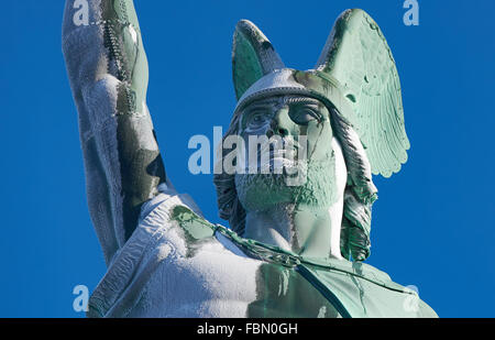 Detmold, Deutschland. 18. Januar 2016. Eine Schicht aus Eis schmilzt in der Sonne auf der Statue das Hermannsdenkmal in Detmold, Deutschland, 18. Januar 2016. Die Statue wurde errichtet zur Erinnerung an die Schlacht im Teutoburger Wald 9 n. Chr. bei der Arminius, Häuptling der germanischen Cherusker und später den Namen "Hermann der Cherusker", römische Truppen besiegt. Foto: BERND THISSEN/Dpa/Alamy Live-Nachrichten Stockfoto