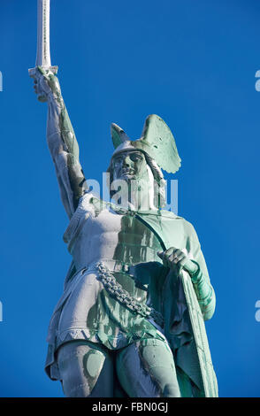 Detmold, Deutschland. 18. Januar 2016. Eine Schicht aus Eis schmilzt in der Sonne auf der Statue das Hermannsdenkmal in Detmold, Deutschland, 18. Januar 2016. Die Statue wurde errichtet zur Erinnerung an die Schlacht im Teutoburger Wald 9 n. Chr. bei der Arminius, Häuptling der germanischen Cherusker und später den Namen "Hermann der Cherusker", römische Truppen besiegt. Foto: BERND THISSEN/Dpa/Alamy Live-Nachrichten Stockfoto