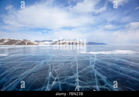 Weitwinkeleinstellung des Winters Eis Landschaft am sibirischen Baikalsee mit dramatischen Wetter Wolken am blauen Himmelshintergrund Stockfoto