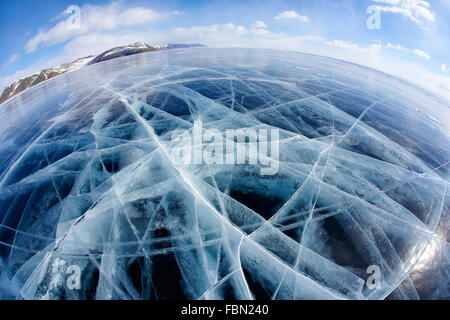 Weitwinkel-Aufnahme mit fisheye-Objektiv des Winters Eis Landschaft am sibirischen Baikalsee mit dramatischen Wetter Wolken am blauen Himmel Backg Stockfoto