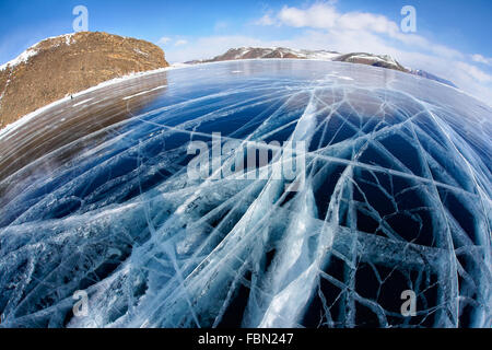 Weitwinkel-Aufnahme mit fisheye-Objektiv des Winters Eis Landschaft am sibirischen Baikalsee mit dramatischen Wetter Wolken am blauen Himmel Backg Stockfoto